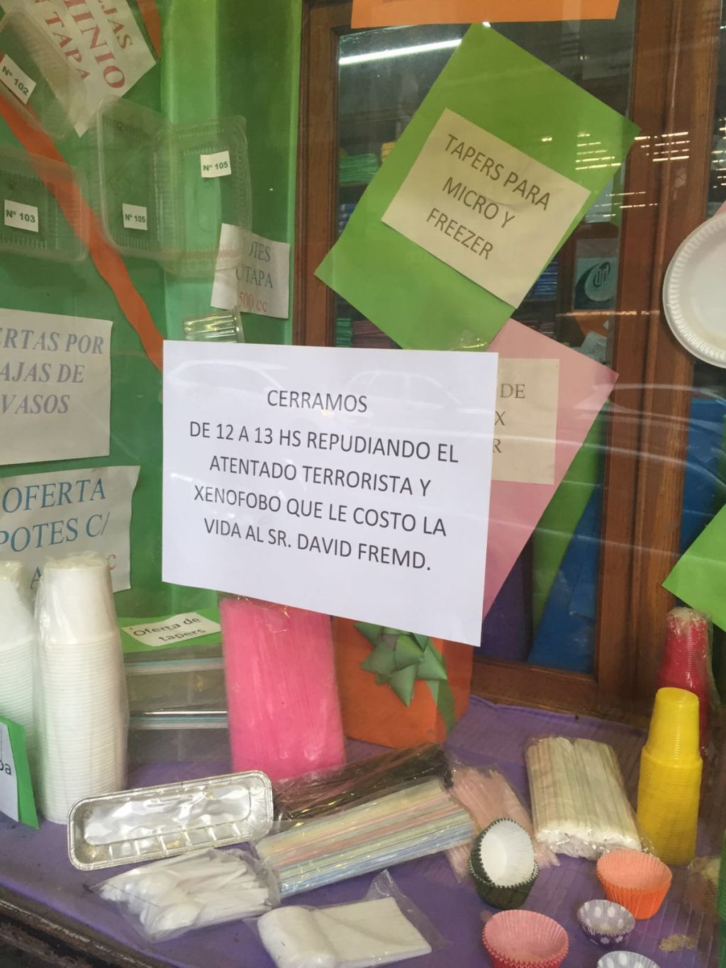 carteles en negocios de Paysandú que dicen cerrado por el asesinato de David Fremd