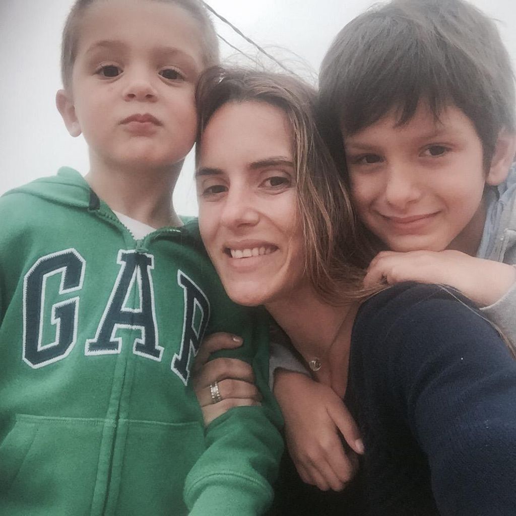 Caro Ache y sus hijos Caro Ache y sus dos hijos varones