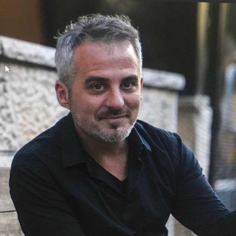 Uriel Kon, argentino israelí, dueño de la editorial Uriel Kon, sonriente, foto de Facebook