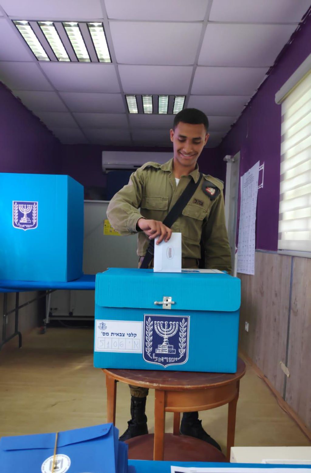 Soldado israelí votando en su base Soldado israelí votando en su base