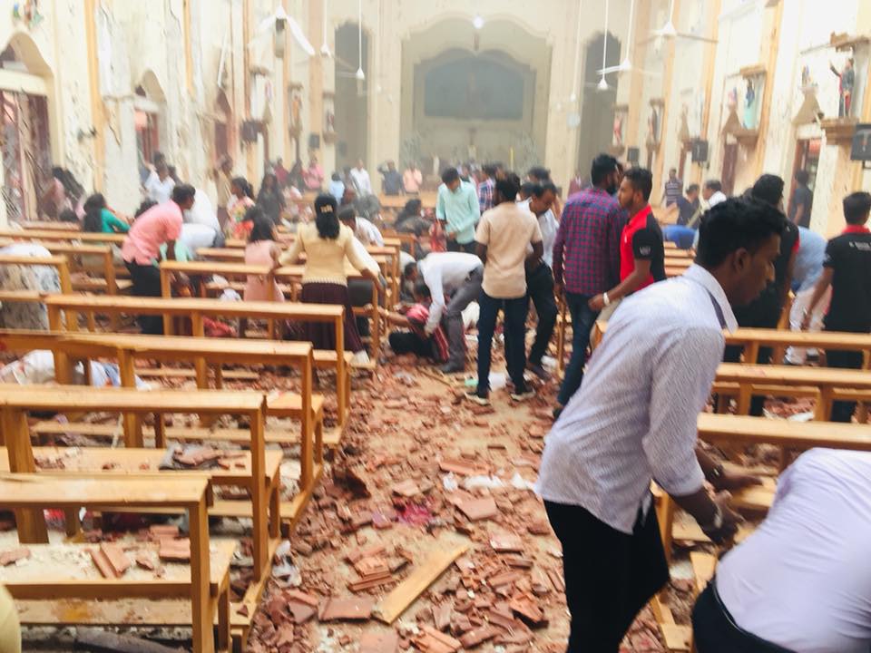 Una imagen del horror en la iglesia St. Sebastian en Negombo, fuera de Colombo, Sri Lanka, en atentado durante Domingo de Pascua, 21 de abril 2019 Una imagen del horror en la iglesia St. Sebastian en Negombo, fuera de Colombo, Sri Lanka, en atentado durante Domingo de Pascua, 21 de abril 2019