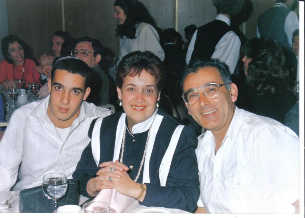 Ruti y Yair Levy con su hijo Eyal(z"l) Ruti y Yair Levy con su hijo Eyal(z"l)