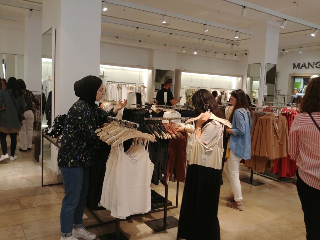 Uno de los más variados negocios de ropa juvenil del lugar Uno de los más variados negocios de ropa juvenil del lugar