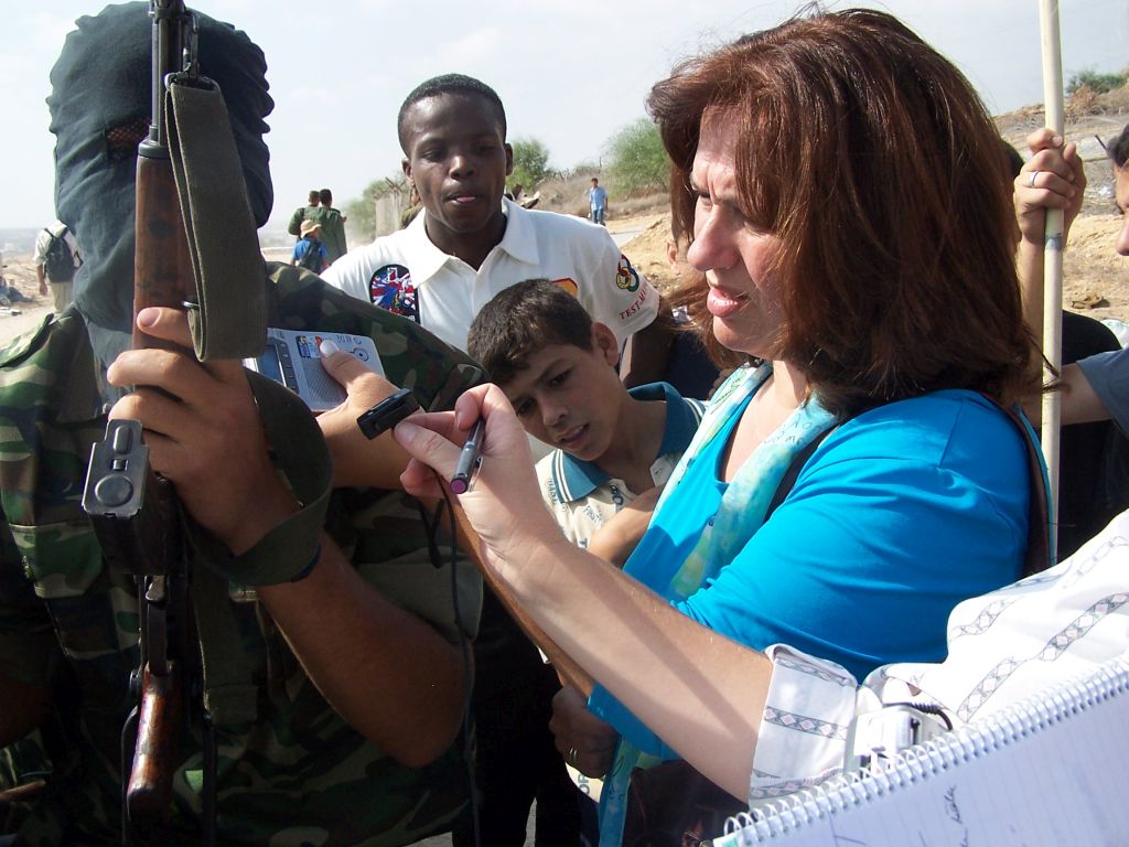 Con terroristas del Jihad Islámico, el día de la retirada israelí de Gaza, setiembre 2005 Con terroristas del Jihad Islámico, el día de la retirada israelí de Gaza, setiembre 2005