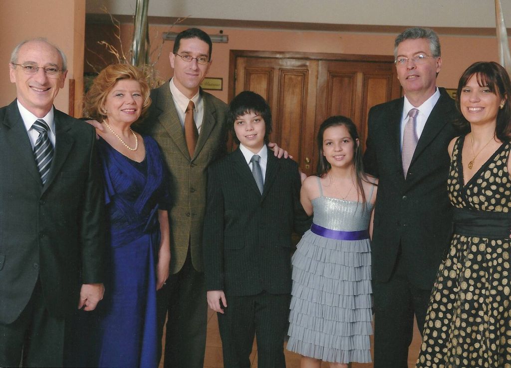 Dani, en un evento familiar en Uruguay, con sus tíos Gerardo y Raquel Swedzki y sus primos Dani, en un evento familiar en Uruguay, con sus tíos Gerardo y Raquel Swedzki y sus primos