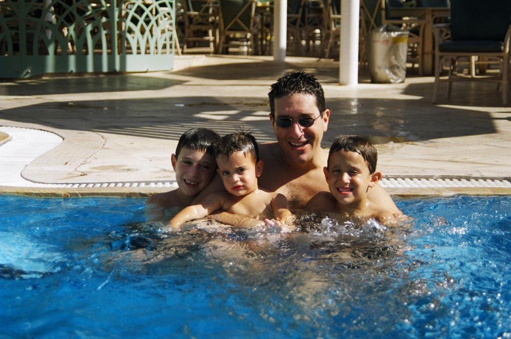 Dani Schiffenbauer con sus tres hijos Dani Schiffenbauer con sus tres hijos