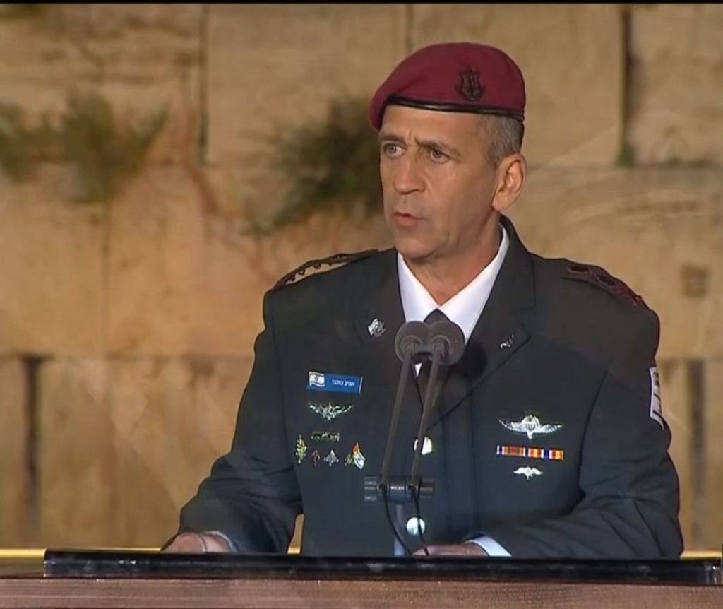 El Tte. Gral. Aviv Kojavi en el acto recordatorio de los caídos junto al Muro de los Lamentos El Tte. Gral. Aviv Kojavi en el acto recordatorio de los caídos junto al Muro de los Lamentos