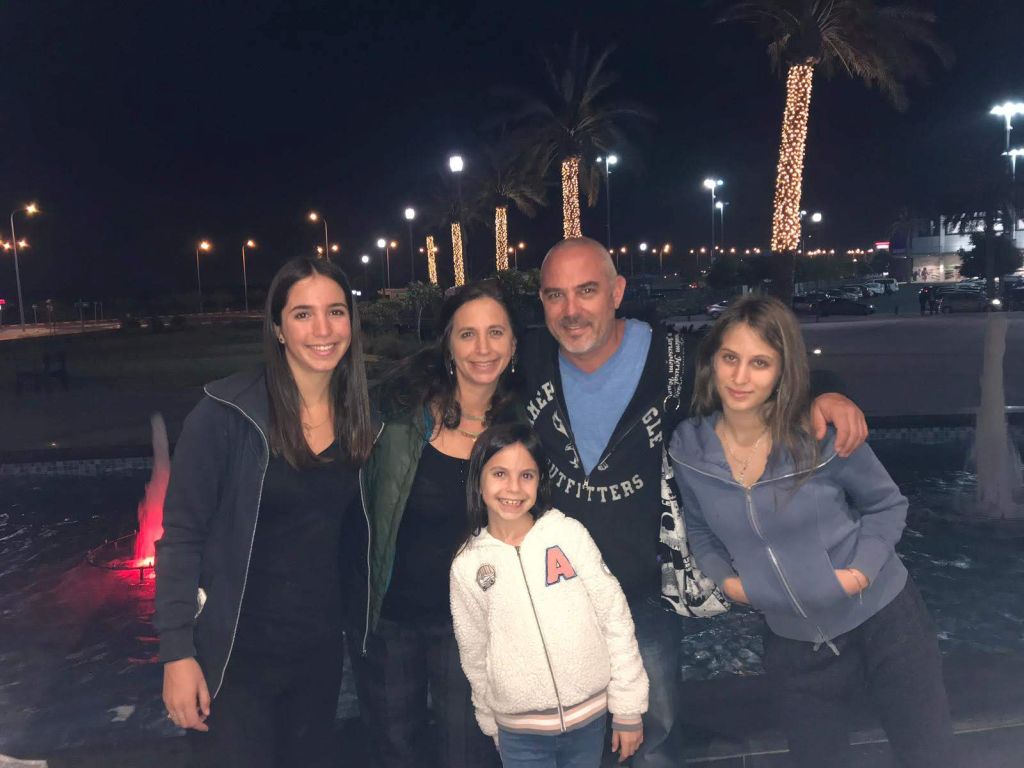 Cintia y Claudio Levin con sus tres hijas Cintia y Claudio Levin con sus tres hijas