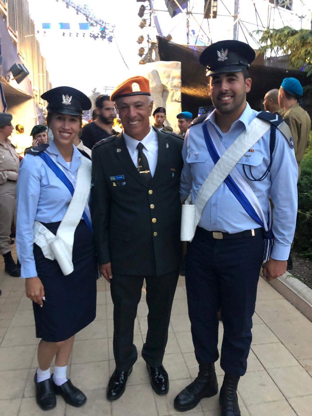 Daniela y otro de los abanderados, junto al Comandante del Acto Daniela y otro de los abanderados, junto al Comandante del Acto