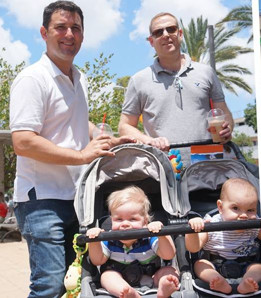 Eitan Ginzburg (izquierda), con su pareja Yotam, con quien vive desde hace más de 15 años, y los hijos de ambos, Itay y Ema. (Foto: Facebook)