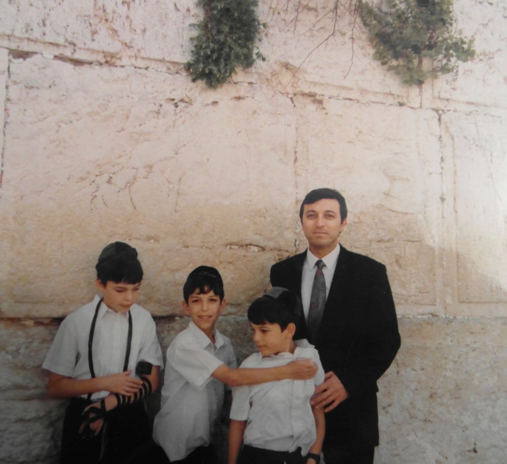 Con algunos de sus hijos, en el Muro de los Lamentos. Antes de ser haredi. Con algunos de sus hijos, en el Muro de los Lamentos. Antes de ser haredi.