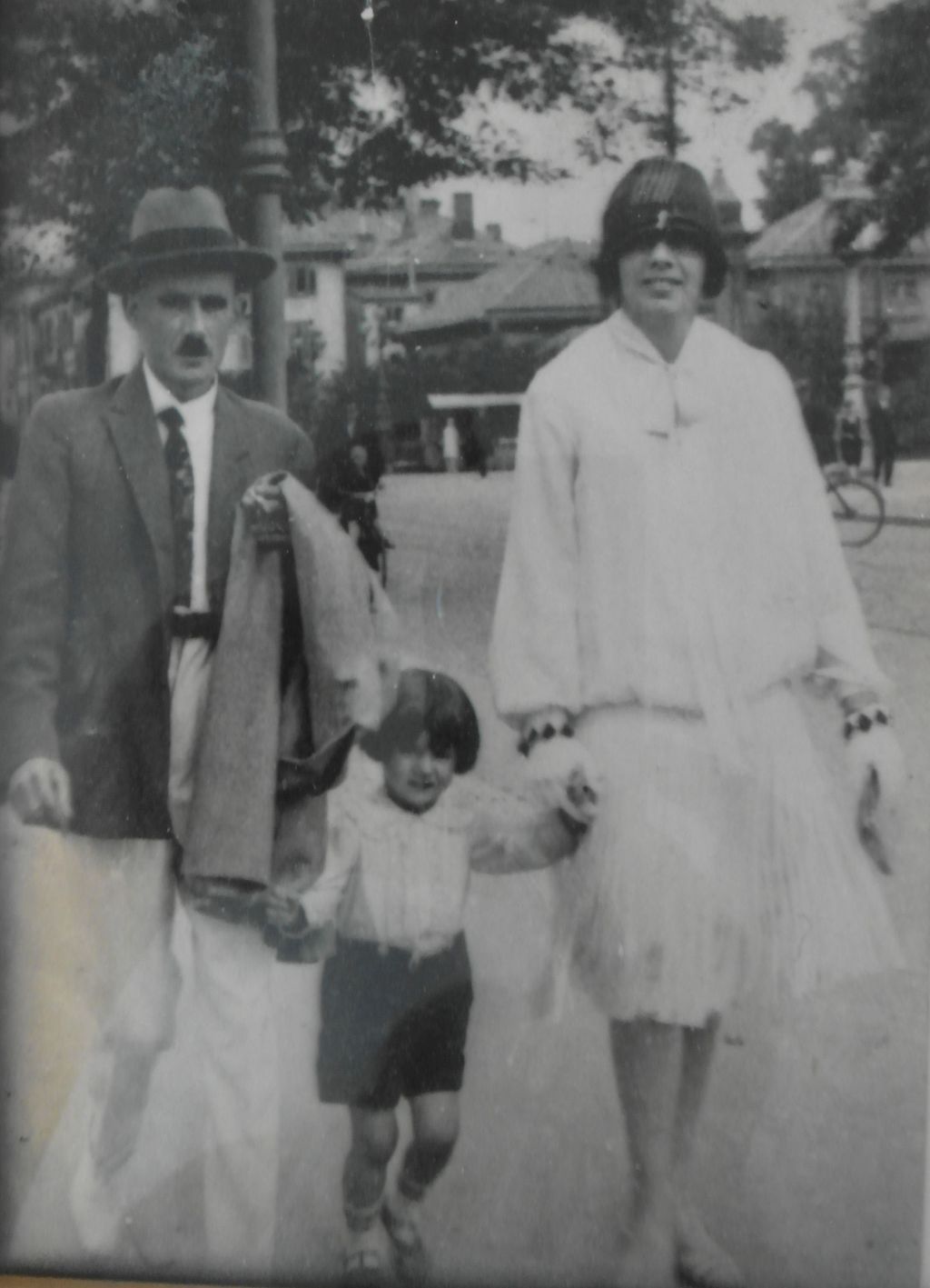 Walter Bingham, de niño, con sus padres, en Alemania. En ese entonces aún se llamaba Wolfgang Billig Walter Bingham, de niño, con sus padres, en Alemania. En ese entonces aún se llamaba Wolfgang Billig