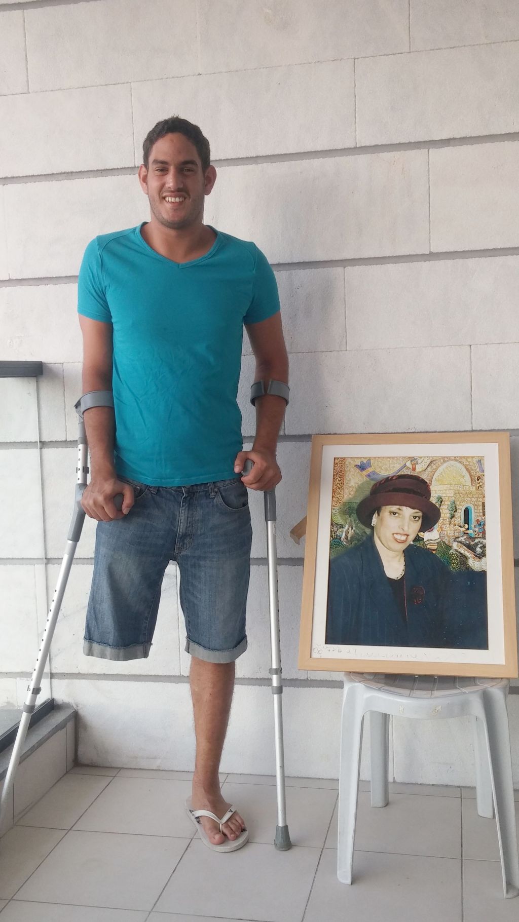 Asahel Shabo, en su departamento en Ramat Gan. A su lado, la foto de su madre asesinada Asahel Shabo, en su departamento en Ramat Gan. A su lado, la foto de su madre asesinada.