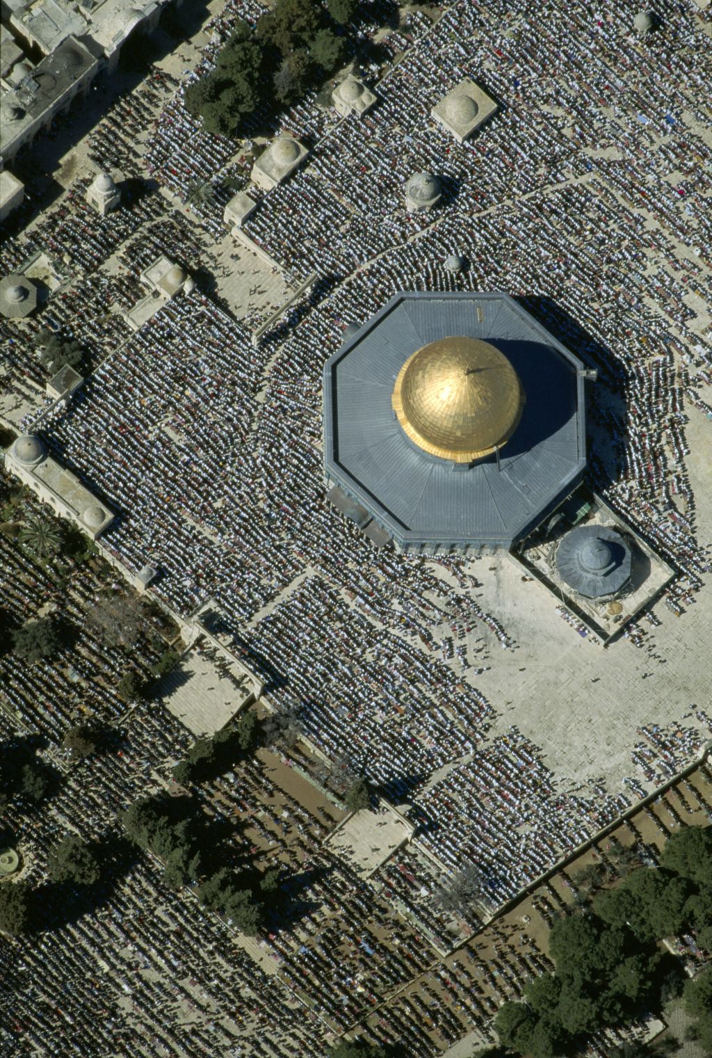 Vista aérea del Monte del Templo, multitudes orando