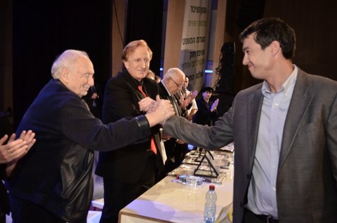 Yoaz Hendel recibiendo uno de los premios por integridad en el sistema de gobierno