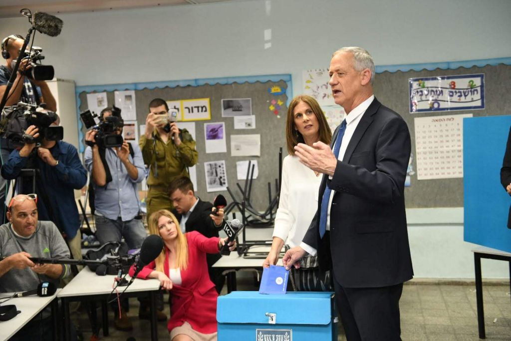El jefe de Kajol Lavan, candidato a Primer Ministro de Israel, votando temprano a la mañana junto a su esposa