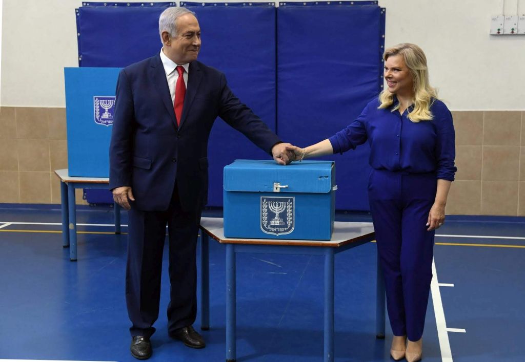 El Premier israelí Netanyahu y su esposa votando en Jerusalem