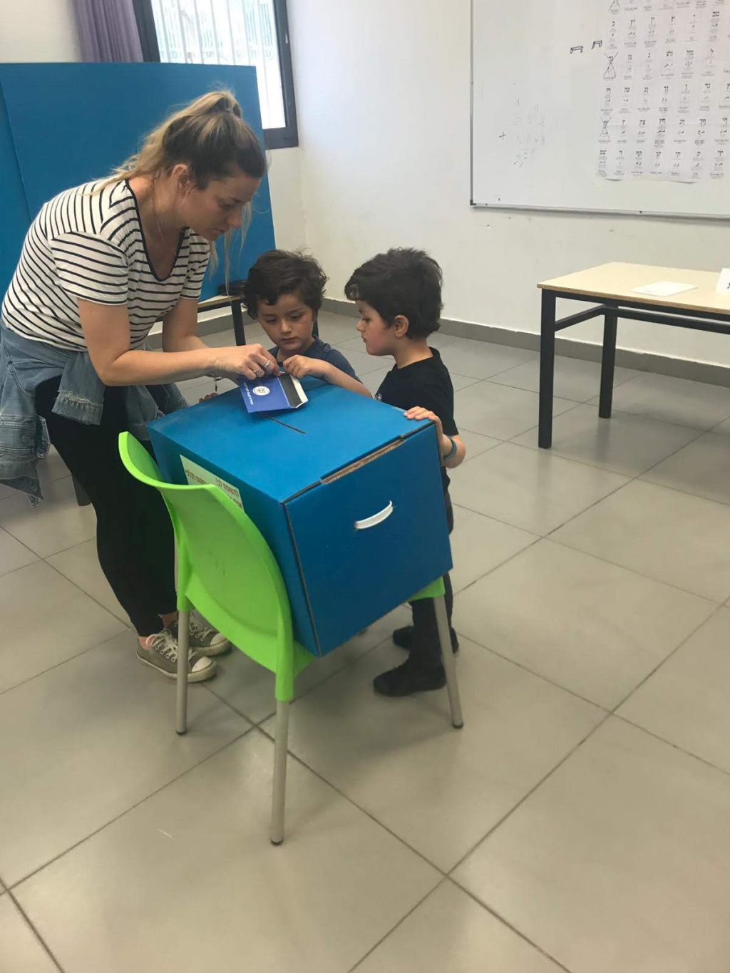 Maia y sus dos hijos, votando en Tel Aviv