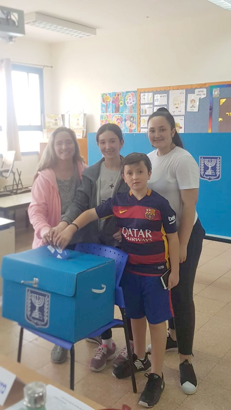 Sarita y sus tres hijos Maia, Tali e Ilan, votando en Modiin