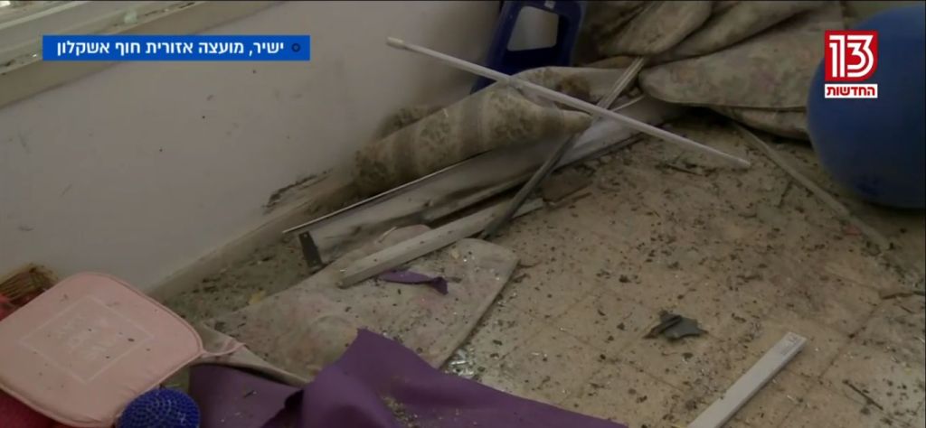 Destrozos en una casa con impacto directo, costa de Ashkelon