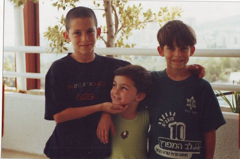 Oran Almog, de niño, con su hermano Tomer y su hermana Adi.