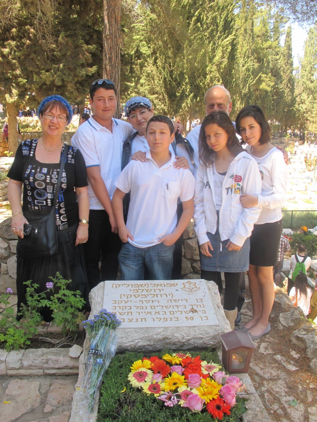 Recordando al tío Ierushalmi (Jerozolimski), la familia junto a su tumba