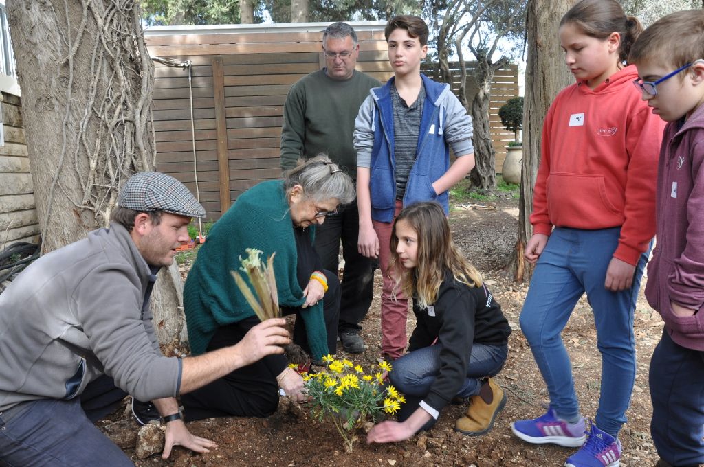 Nejama con jóvenes y niños, en el jardín comunitario en la residencia presidencial en Jerusalem (Foto: Portavoz de presidencia)