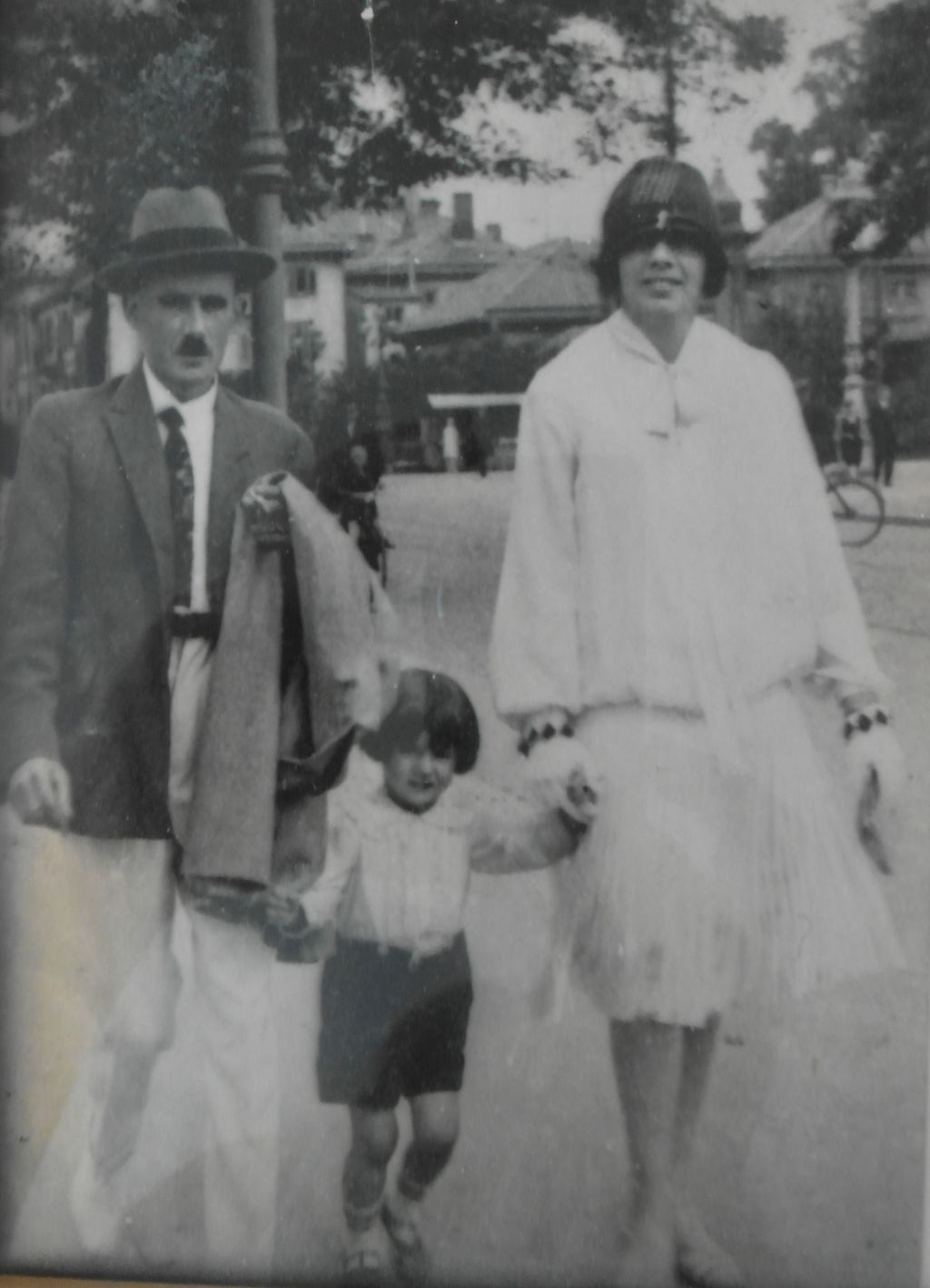 Walter Bingham, de niño, con sus padres, en Alemania. En ese entonces aún se llamaba Wolfgang Billig 