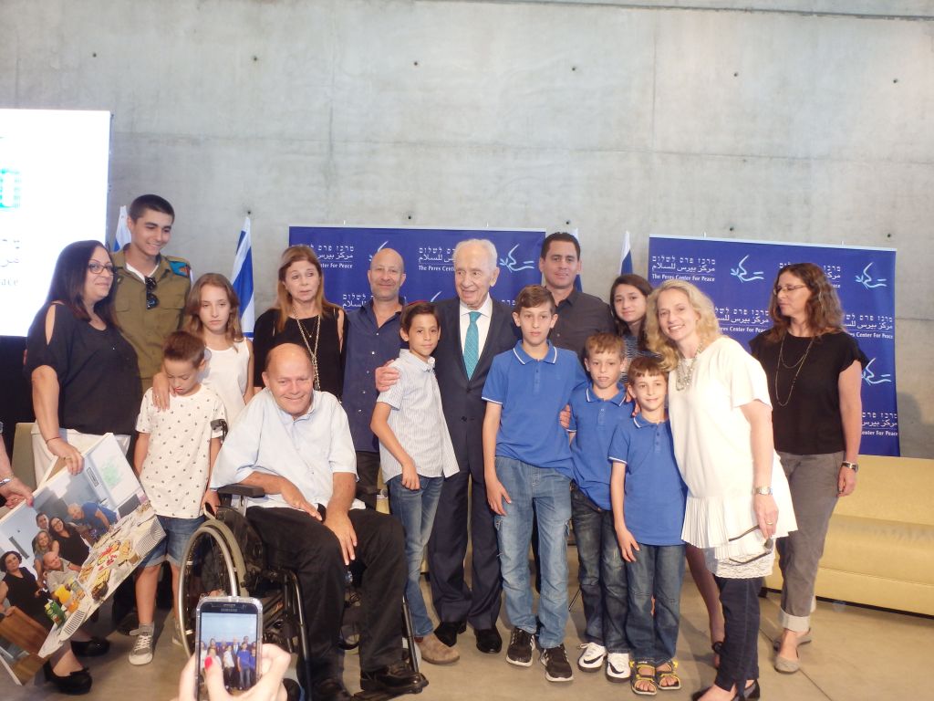 Hace Hace unos aÃ±os, el entonces Presidente Shimon Peres (Z\"L) realizÃ³ una reuniÃ³n con ex rehenes de Entebbe y sus familias, y se entregÃ³ un reconocimiento especial a Surin Hershko.