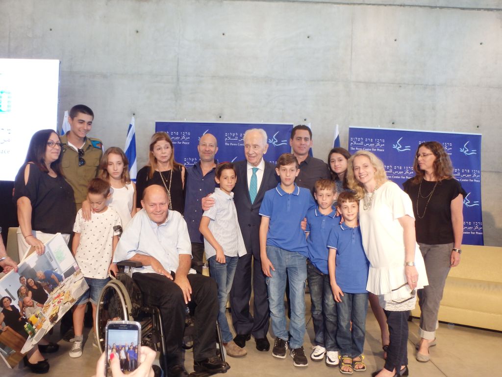 Hace Hace unos aÃ±os, el entonces Presidente Shimon Peres (Z\"L) realizÃ³ una reuniÃ³n con ex rehenes de Entebbe y sus familias, y se entregÃ³ un reconocimiento especial a Surin Hershko.