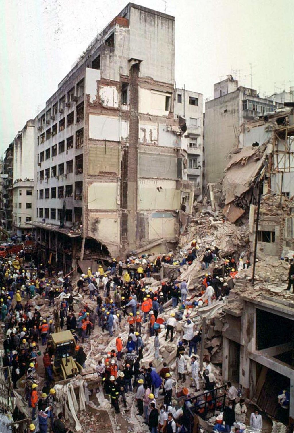 El edificio de la AMIA tras el atentado. Foto: Esteban Alterman