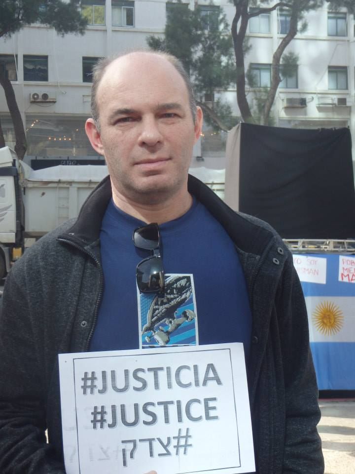 Javier Wadman, hace unos aÃ±os, en un acto frente a la Embajada de Argentina en Israel, en protesta por la muerte del Fiscal de la causa AMIA Alberto Nisman