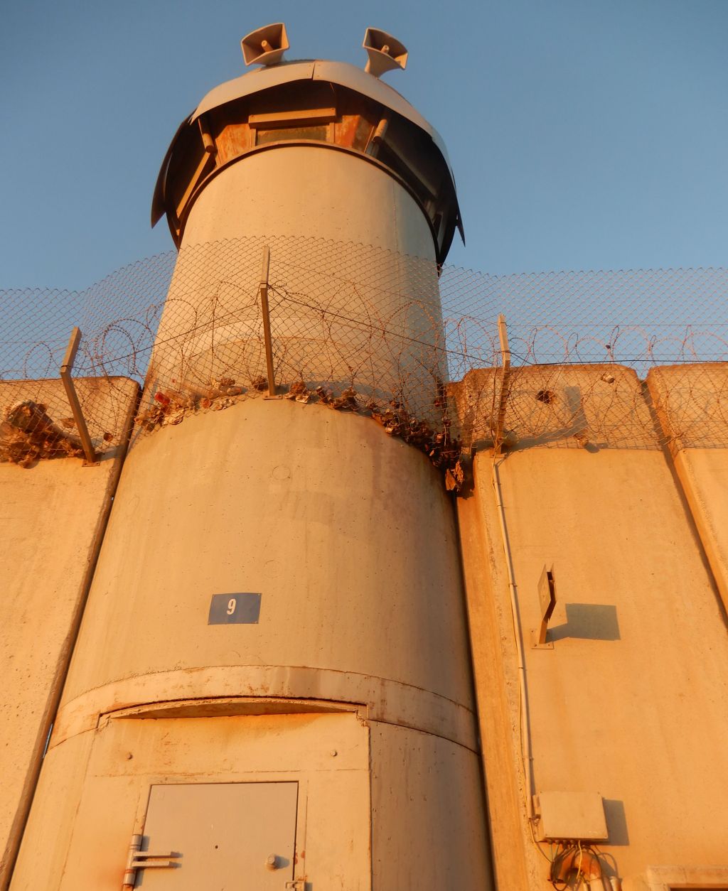 Una torre de seguridad en Kalandia