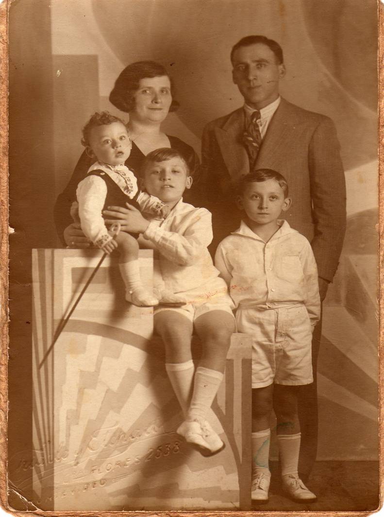 Con sus padres y sus dos hermanos Tzvi y José, 1934