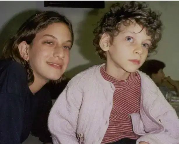 Con su hermana menor Con su hermana menor