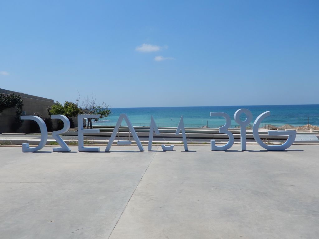 Frente a la playa. El lema de Peres: SoÃ±ar a lo grande.