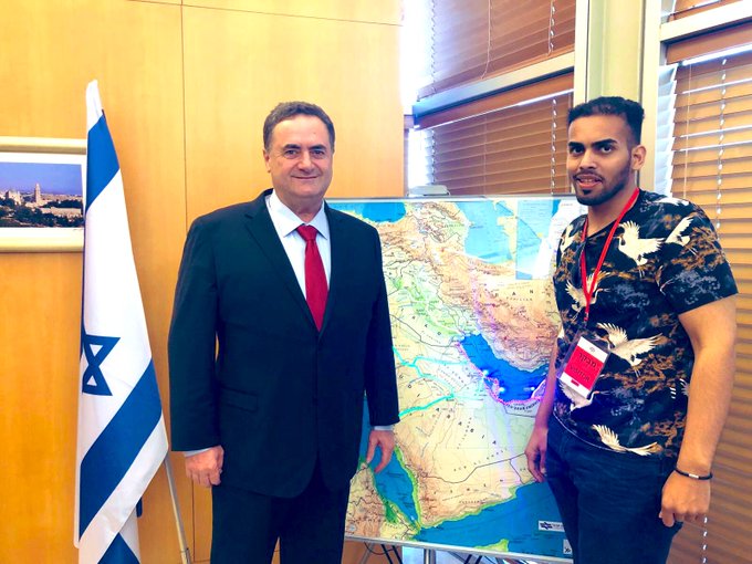 El Canciller israelí Israel Katz, semanas atrás, con el bloguero saudí Muhamme Saud, de visita en Jerusaem (foto: Twitter del ministro Katz)