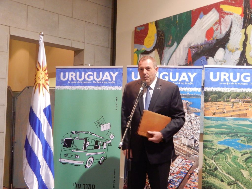 El Embajador Bernardo Greiver dirigiéndose al público