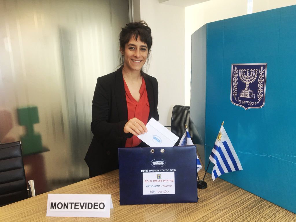 La cónsul de Israel en Uruguay Sapir Efron, votando ya semanas atrás