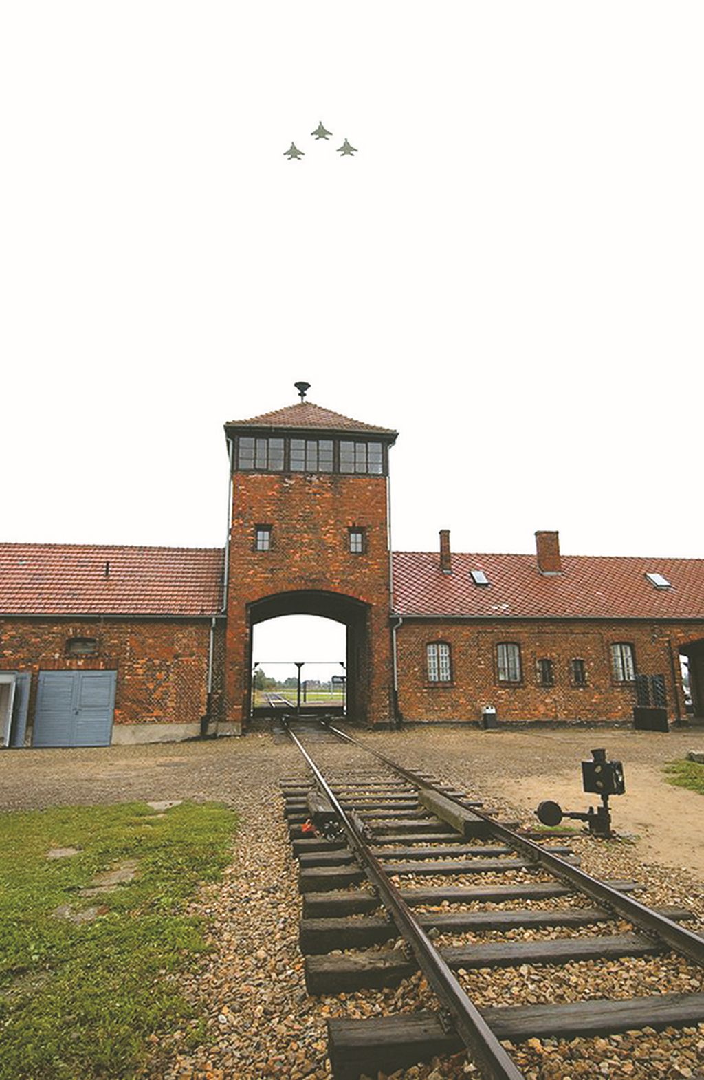 Aviones de la Fuerza Aérea de Israel, sobrevolando Auschwitz (Foto: Dover Tzahal)