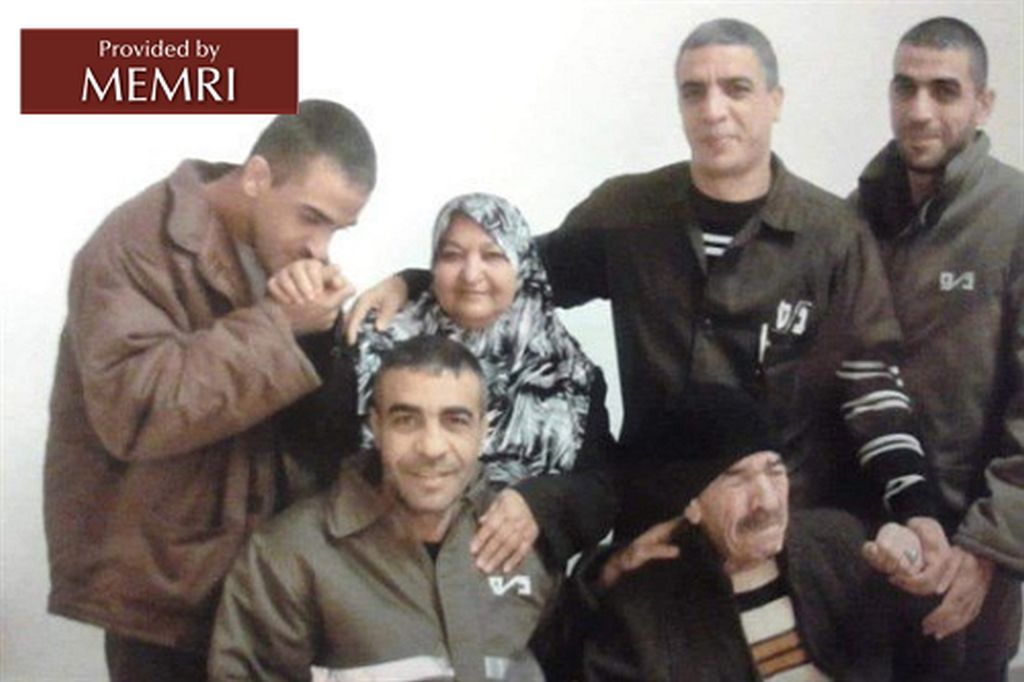 Latifa Abu Hmeid junto a tres de sus hijos encarcelados, Nasr, Nasser y Muhammad Abu Hmeid (Fuente: Twitter.com/MohamdNashwan, 15 de junio, 2018)