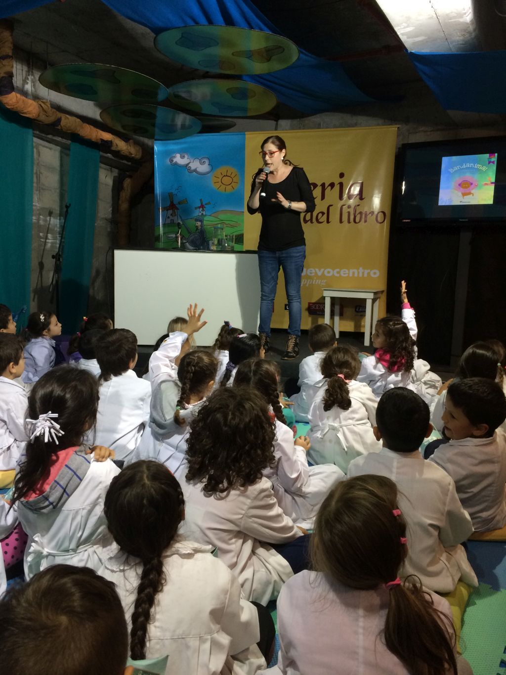 Transmitiendo historias y amor a los niños en distintas escuelas del país