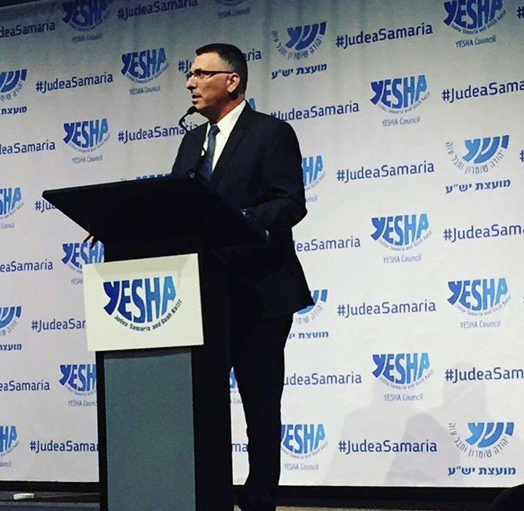Gideon Sa´ar hablando en evento del Consejo YESHA que representa a los asentamientos judíos enJudea y Samaria. (Foto: Instagram)