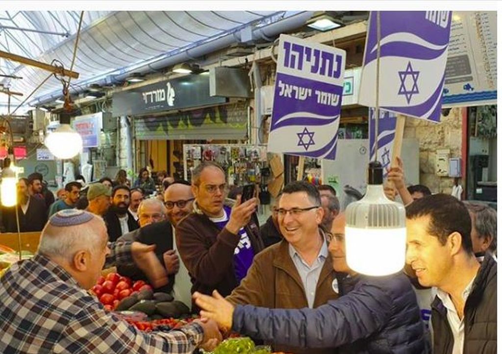 Gideon Sa´ar del partido Likud en la campaña electoral, en el mercado Majane Yehuda de Jerusalem