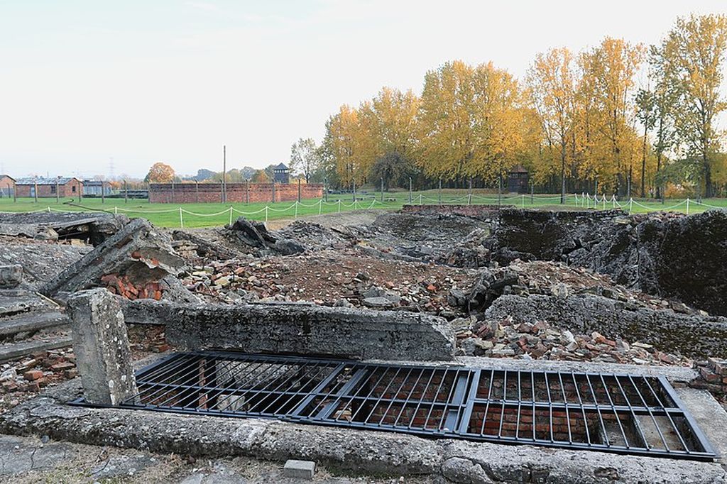 Restos de un crematorio destruido por los nazis antes de huir