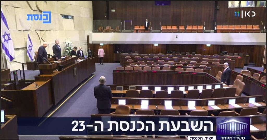Netanyahu y Gantz jurando (Foto: Canal 11, del canal de la Kneset)