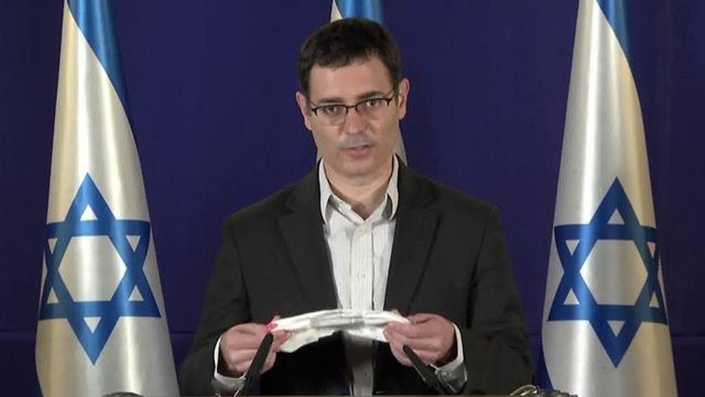 El Director General del MSO Moshe Bar. SimanTov, mostrando una máscara para tapar la nariz y la boca