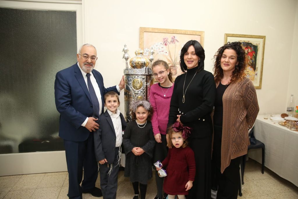 Simja Stern (z"l) con dos de sus hijas, una de ellas Shira, y algunos de sus nietos