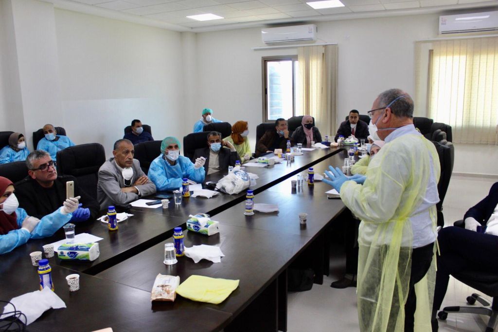 Algunos de los médicos palestinos, con el Profesor Elhanan Bar-On en el centro Médico Sheba-Tel Hashomer