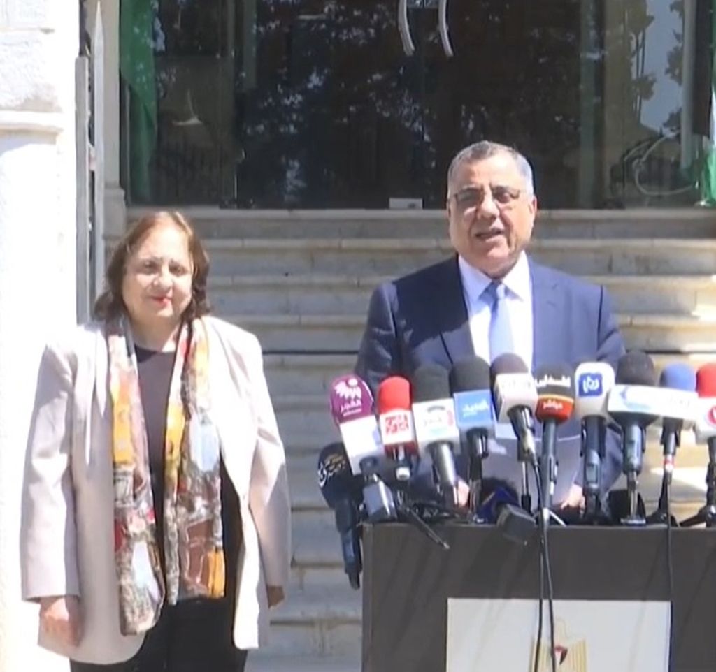 Ibrahim Milhem, vocero del Premier palestino Shtayyeh, junto a la Ministra de Salud Pública May Kile (Foto: Twitter)